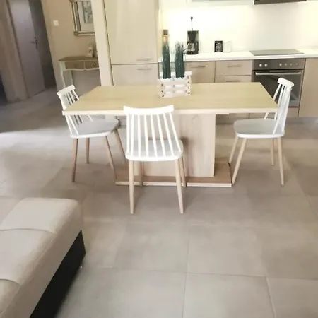 Elegant House 奥马斯帕纳吉亚斯